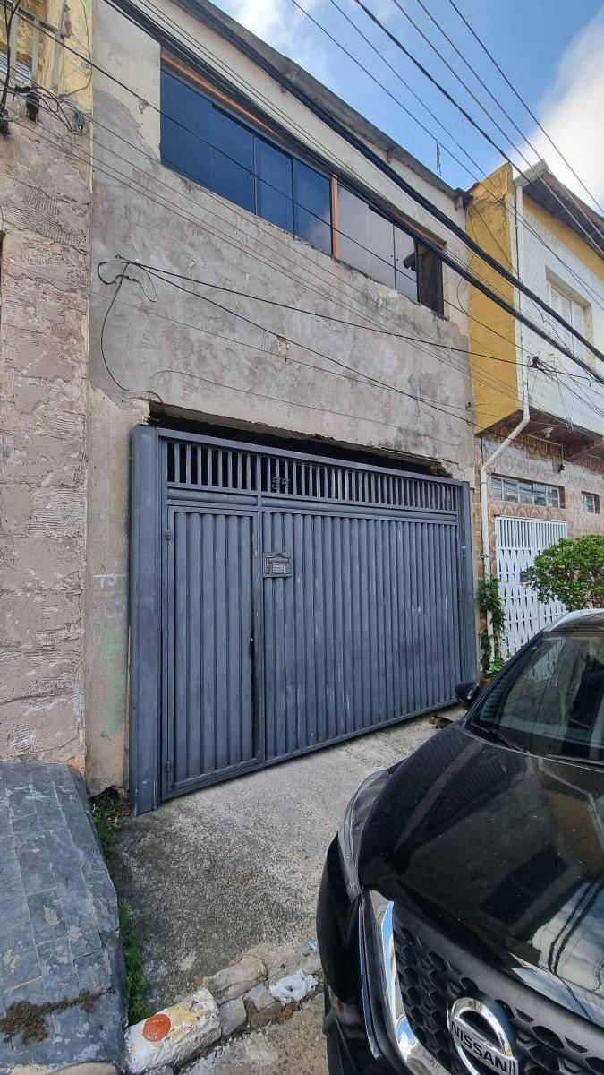 Casas no valor de terreno. Na frente dorm. coz e bh e fundos, sala, coz., bh e dorm.